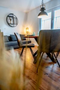 uma sala de estar com um sofá, uma mesa e cadeiras em Ferienwohnung in bester Lage 2 em Rust