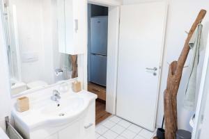 uma casa de banho branca com um lavatório e um chuveiro em Ferienwohnung in bester Lage 2 em Rust