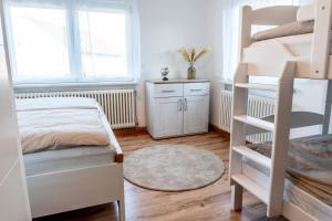 ルストにあるFerienwohnung in bester Lage 2のベッドルーム1室(二段ベッド2台、ラグ付)