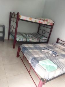 sypialnia z 2 łóżkami piętrowymi w pokoju w obiekcie Hospedaje los polos w mieście Villavieja