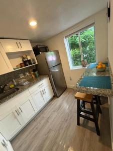 una cocina con encimera y refrigerador en Beach vibes 2 bedrooms house, en Miami