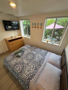 Un dormitorio con una cama grande y una ventana. en Beach vibes 2 bedrooms house, en Miami 22 fotos más