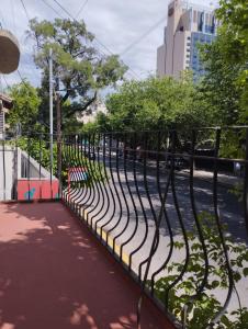 a fence with vines on it next to a street at HOSTAL HOUSE REYMON,habitaciones privadas" precio por persona" in Mendoza