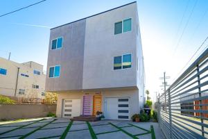 a building with a colorful door on the side of it at Fun Mid-City New Home Sleeps 10 Near USC/DTLA/Expo in Los Angeles
