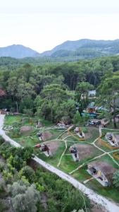 una vista aérea de un parque con coches aparcados en Olympos Village Relaxury Hotel, en Olympos