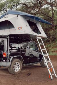 een jeep met een tent erop bij Zazu Campers in Kahului