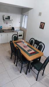 a table and chairs in a kitchen with a table and a counter at Cabañas Rincón Potrero in Potrero de los Funes