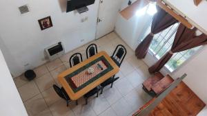 een uitzicht op een eetkamer met een tafel en stoelen bij Cabañas Rincón Potrero in Potrero de los Funes