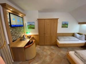 Telewizja i/lub zestaw kina domowego w obiekcie Hotel Garni Gafluna