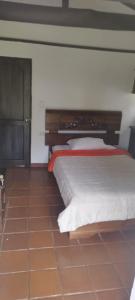 Una cama o camas en una habitación de Cabañas Coloniales con Entorno Natural en Barichara