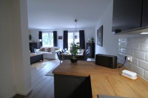 een woonkamer met een bank en een tafel bij Sunseeker House 2 in Bad Schwartau