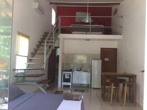 - une cuisine avec un escalier dans une pièce dans l'établissement Flats Maraú - Taipu de Fora Bahia, à Marau