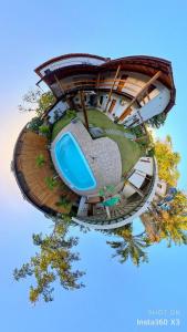 une maison ronde avec une piscine au-dessus dans l'établissement Flats Maraú - Taipu de Fora Bahia, à Marau