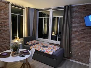 uma sala de estar com um sofá e uma mesa em Appartementhaus EMDEN em Emden