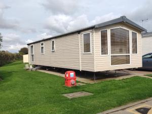 een tiny house in een yard bij Ann & Rogers Retreat Skipsea Sands in Ulrome