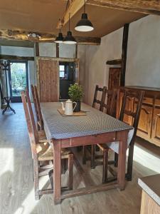 - une salle à manger avec une table et des chaises dans l'établissement Les toits de Miramont, à Montesquieu-Avantès