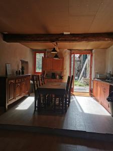 - une cuisine avec une table et des chaises dans la chambre dans l'établissement Les toits de Miramont, à Montesquieu-Avantès