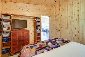 1 dormitorio con 1 cama y TV de pantalla plana en Lakefront Paradise with Private Boat Dock and Patio, en Deer River
