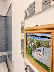 una pintura de pingüinos en una pared en un baño en Hospedaje Flores del Sur en El Calafate