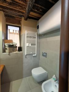 bagno con servizi igienici e lavandino di Il Paradosso Suite a Viterbo