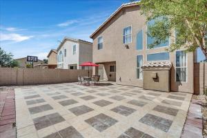 un gran patio frente a una casa en Gorgeous and Spacious home! en Las Vegas