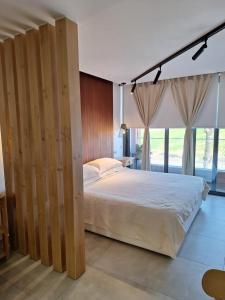 ein Schlafzimmer mit einem großen Bett und einem großen Fenster in der Unterkunft Terrazza Suites in Paphos City