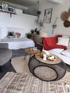 - un salon avec un canapé et une table dans l'établissement Le Nid De Bellemont, à Trois-Rivières