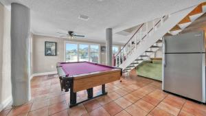 Fotografie z fotogalerie ubytování Palm Breeze - Is a 4BR with Private Pool and Boat Dock in Destin v destinaci Destin