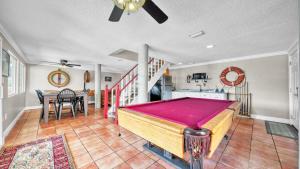 Fotografie z fotogalerie ubytování Palm Breeze - Is a 4BR with Private Pool and Boat Dock in Destin v destinaci Destin