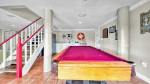 Fotografie z fotogalerie ubytování Palm Breeze - Is a 4BR with Private Pool and Boat Dock in Destin v destinaci Destin