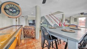 Posezení v ubytování Palm Breeze - Is a 4BR with Private Pool and Boat Dock in Destin