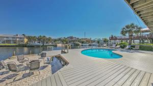 Bazén v ubytování Palm Breeze - Is a 4BR with Private Pool and Boat Dock in Destin nebo v jeho okolí