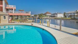 Bazén v ubytování Palm Breeze - Is a 4BR with Private Pool and Boat Dock in Destin nebo v jeho okolí
