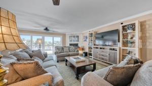 Posezení v ubytování Palm Breeze - Is a 4BR with Private Pool and Boat Dock in Destin