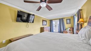 Postel nebo postele na pokoji v ubytování Palm Breeze - Is a 4BR with Private Pool and Boat Dock in Destin