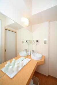 - Baño con 2 lavabos y 2 espejos en Hotel Chatelet Inn Kyoto, en Kioto