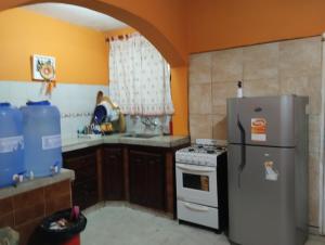 una cocina con refrigerador y estufa en La Bea, en Recreo