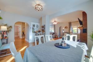 comedor y sala de estar con mesa y sillas en Charming Getaway, Walk to Windsor Lake and Downtown!, en Windsor