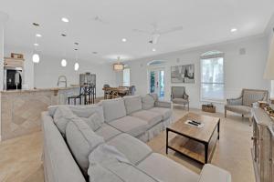 Posezení v ubytování Palmetto Palms - 4BR in Emerald Shores