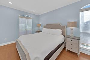 Postel nebo postele na pokoji v ubytování Palmetto Palms - 4BR in Emerald Shores