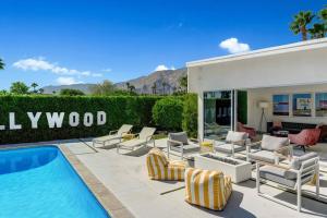 Bassenget på eller i nærheten av Palm Springs Luxury Home With a POOL, Next to Downtown & Airport