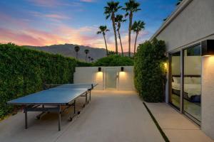 Bordtennis på Palm Springs Luxury Home With a POOL, Next to Downtown & Airport eller i nærheten