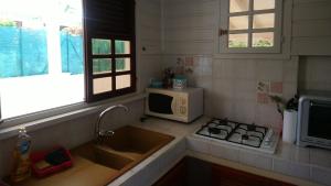 Kuchyň nebo kuchyňský kout v ubytování Zénitude Bungalow + 6 fotografií