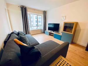 Et opholdsområde på Secure 2BR 1BA Apartment for 6 + 1 billede