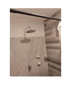 La salle de bains est pourvue d'une douche et d'un lavabo. dans l'établissement Casa Turistica Zamboss, à Montería