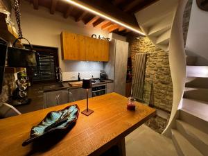 een keuken met een houten tafel in een kamer bij casatorre medioevale in Campi Bisenzio