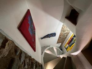vista su una scala a chiocciola in una casa di casatorre medioevale a Campi Bisenzio
