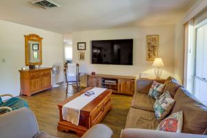 uma sala de estar com um sofá e uma televisão de ecrã plano em Florida Vacation Rental 2 Mi to Rainbow River em Dunnellon