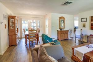 uma sala de estar com um sofá e uma mesa em Florida Vacation Rental 2 Mi to Rainbow River em Dunnellon