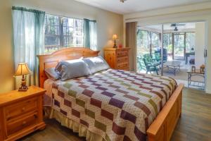 um quarto com uma cama grande e uma cabeceira em madeira em Florida Vacation Rental 2 Mi to Rainbow River em Dunnellon